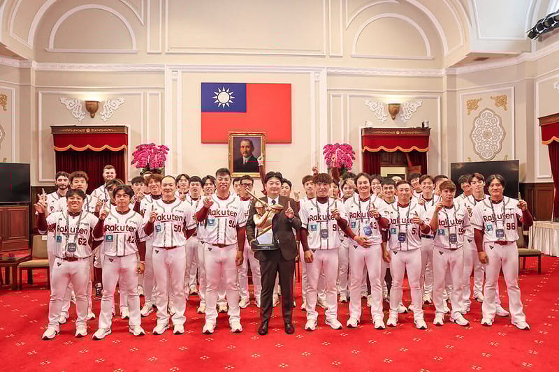 中華職棒2025年總冠軍樂天桃猿隊26日獲得總統賴清德接見，全體帶著冠軍金盃在總統府合影留念。（中職聯盟提供）中央社記者蘇志畬傳真　115年3月26日&nbsp;&nbsp;&nbsp;