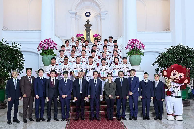 中華職棒2025年總冠軍樂天桃猿隊26日進入總統府，獲得總統賴清德（前左7）接見，全體在階梯上合影留念。（中職聯盟提供）中央社記者蘇志畬傳真　115年3月26日&nbsp;&nbsp;&nbsp;