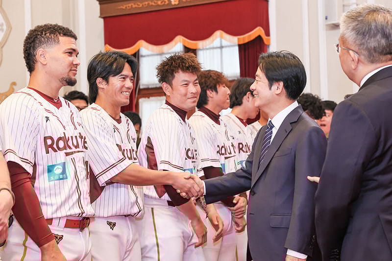 總統賴清德（右2）26日上午在府內接見2025年中華職棒總冠軍樂天桃猿隊，賴總統看到球員林智平（左2）時，提起他在季後挑戰賽曾對統一7-ELEVEn獅敲出關鍵3分砲。（中職聯盟提供）中央社記者蘇志畬傳真　115年3月26日&nbsp;&nbsp;&nbsp;