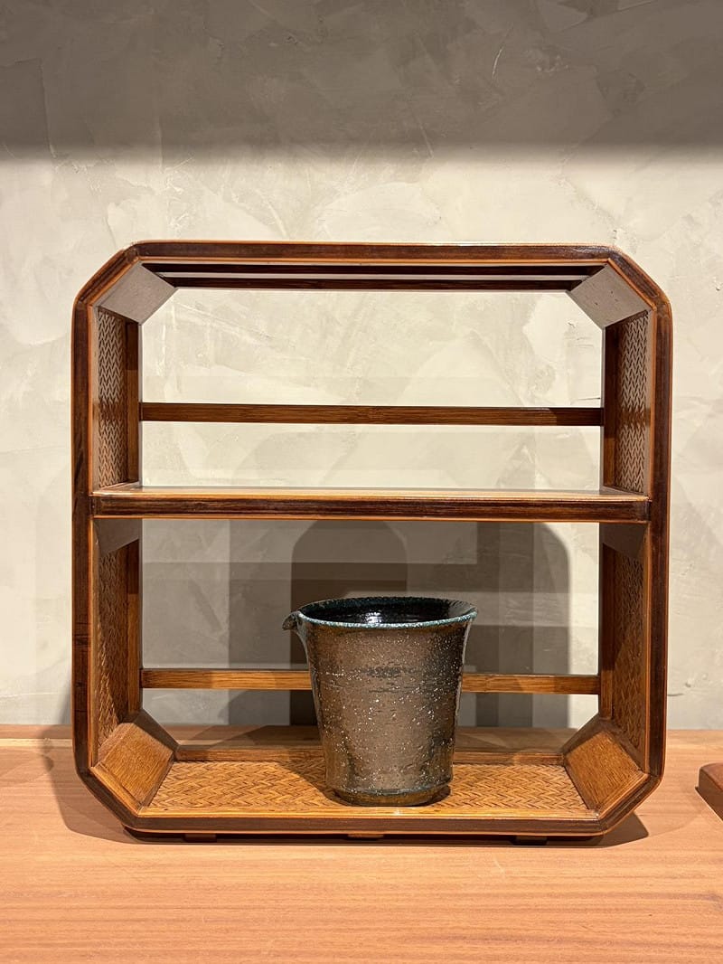 由竹藝大師廖壹男與陶藝家黃柏魁聯袂展出的「忘迹隱竹&白木柴燒」雙人展，現正於台南藝文空間「懷雅文房」展出，展期至3月31日止。&nbsp;&nbsp;&nbsp;圖：黃博郎／攝