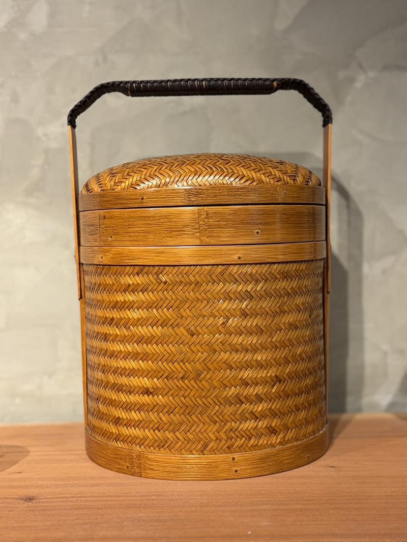 由竹藝大師廖壹男與陶藝家黃柏魁聯袂展出的「忘迹隱竹&白木柴燒」雙人展，現正於台南藝文空間「懷雅文房」展出，展期至3月31日止。&nbsp;&nbsp;&nbsp;圖：黃博郎／攝