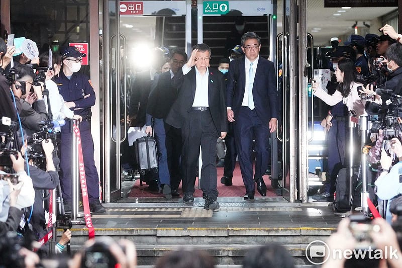 民眾黨創黨主席柯文哲今聽完京華城、政治獻金等案一審判決出爐後，與律師團走出北院。&nbsp;&nbsp;&nbsp;圖：張良一 / 攝