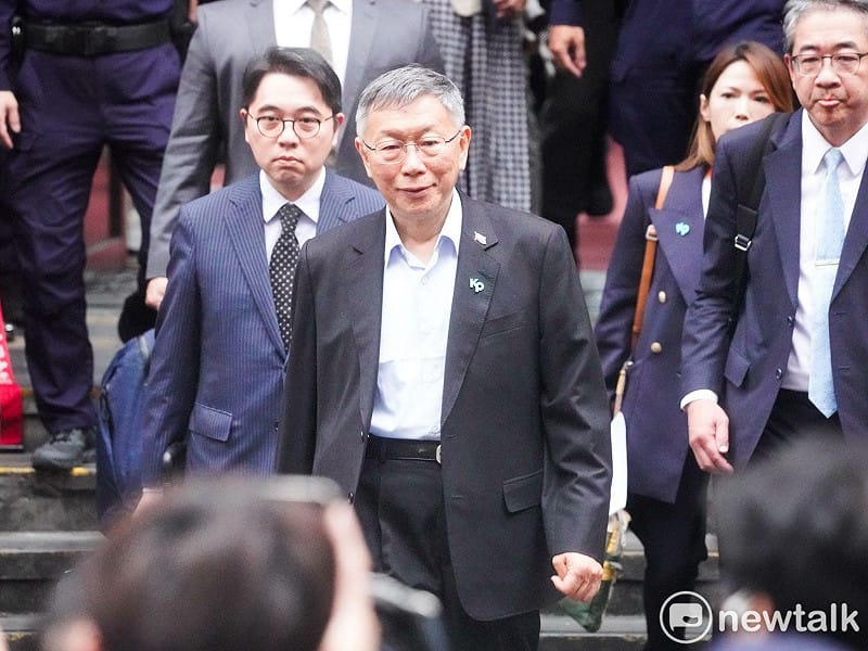 民眾黨創黨主席柯文哲今聽完京華城、政治獻金等案一審判決出爐後，與律師團走出北院。&nbsp;&nbsp;&nbsp;圖：張良一 / 攝