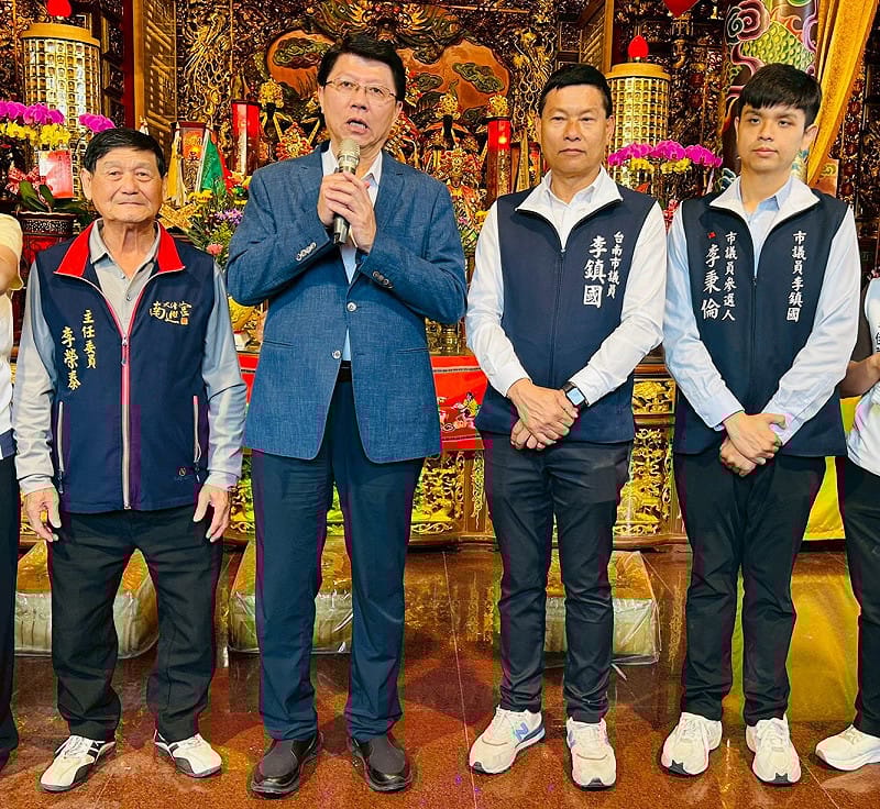 永康區因議長賄選案遭國民黨開除黨籍後改以無黨籍深耕的李鎮國，此次也由擁有台南大學碩士學歷的兒子李秉倫接棒參選。&nbsp;&nbsp;&nbsp;圖：翻攝李鎮國臉書