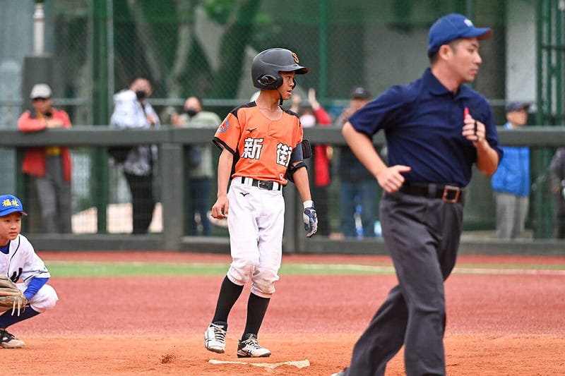 115年謝國城盃全國少棒錦標賽26日進行A組敗部冠軍戰，南投縣新街國小球員阮冠達（中）敲出超前2分砲，助隊逆轉奪勝。（台灣世界少棒聯盟提供）中央社記者蘇志畬傳真　115年3月26日&nbsp;&nbsp;&nbsp;