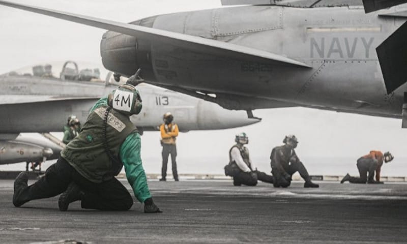 伊朗曾宣稱擊中美軍「亞伯拉罕·林肯號」航空母艦，但遭美國中央司令部駁斥，強調航母未受任何攻擊，且仍持續執行軍事任務，並公開最新作業畫面反擊相關說法。&nbsp;&nbsp;&nbsp;圖:翻攝自X帳號@whyyoutouzhele