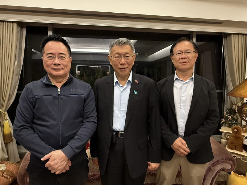 前民眾黨主席柯文哲與前民眾黨立委張啓楷26日晚間赴蔡正元家中拜訪前立委蔡正元。&nbsp;&nbsp;&nbsp;圖：翻攝自張啓楷臉書