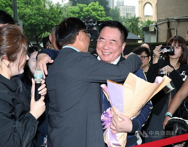 前中影公司董事長蔡正元涉嫌掏空阿波羅公司案，台灣高等法院依業務侵占罪判刑3年6月定讞；台北地檢署通知蔡正元（中右）27日上午到北檢執行科報到，發監執行。前民眾黨立委張啓楷（中左）到場相送、擁抱致意。中央社記者郭日曉攝　115年3月27日&nbsp;&nbsp;&nbsp;