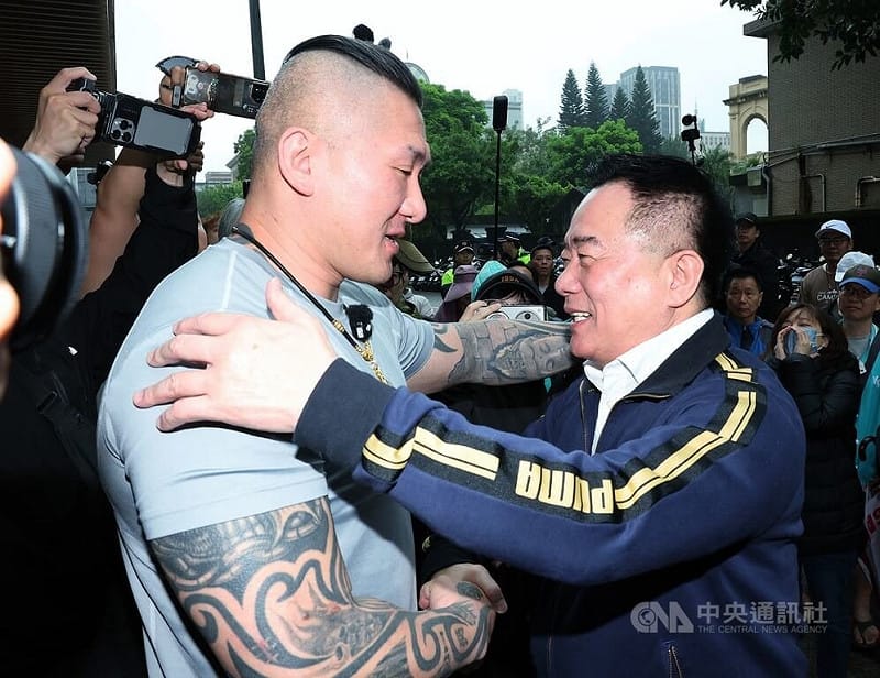 前中影公司董事長蔡正元（右）涉嫌掏空阿波羅公司案，台灣高等法院依業務侵占罪判刑3年6月定讞；27日到台北地檢署報到發監。網紅「館長」陳之漢（左）也到場相送。中央社記者郭日曉攝　115年3月27日&nbsp;&nbsp;&nbsp;