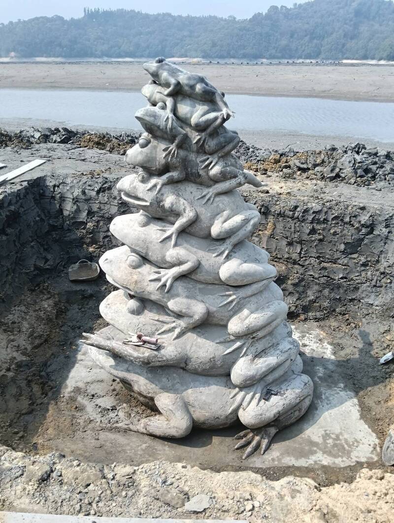 台電近日把握時機進行清淤，讓過去九蛙疊像被掩埋的3蛙現身，可以清楚看到完整的九蛙疊像。&nbsp;&nbsp;&nbsp;圖：台電／提供