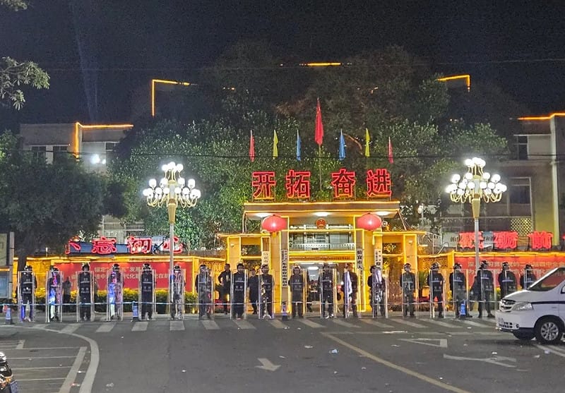 信宜市市府門口防暴警力嚴陣以待。 圖:翻攝自X帳號@whyyoutouzhele 信宜市市府門口防暴警力嚴陣以待。 圖:翻攝自X帳號@whyyoutouzhele