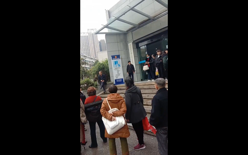 湖南省長沙市,多名投資者在長沙市中級人民法院前聚集維權,針對「湘潭盛大金融投資管理有限公司」被認定為非法集資後仍公開宣傳的行為提出質疑。 圖:翻攝自影片 湖南省長沙市,多名投資者在長沙市中級人民法院前聚集維權,針對「湘潭盛大金融投資管理有限公司」被認定為非法集資後仍公開宣傳的行為提出質疑。 圖:翻攝自影片