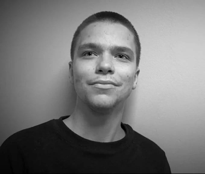 阿爾喬姆來自新西伯利亞,原與俄羅斯軍方簽訂合約後被派往前線,但在未經充分訓練情況下即被任命為無人機操作員。 圖:翻攝自X帳號@BreakingAlert_ 阿爾喬姆來自新西伯利亞,原與俄羅斯軍方簽訂合約後被派往前線,但在未經充分訓練情況下即被任命為無人機操作員。 圖:翻攝自X帳號@BreakingAlert_