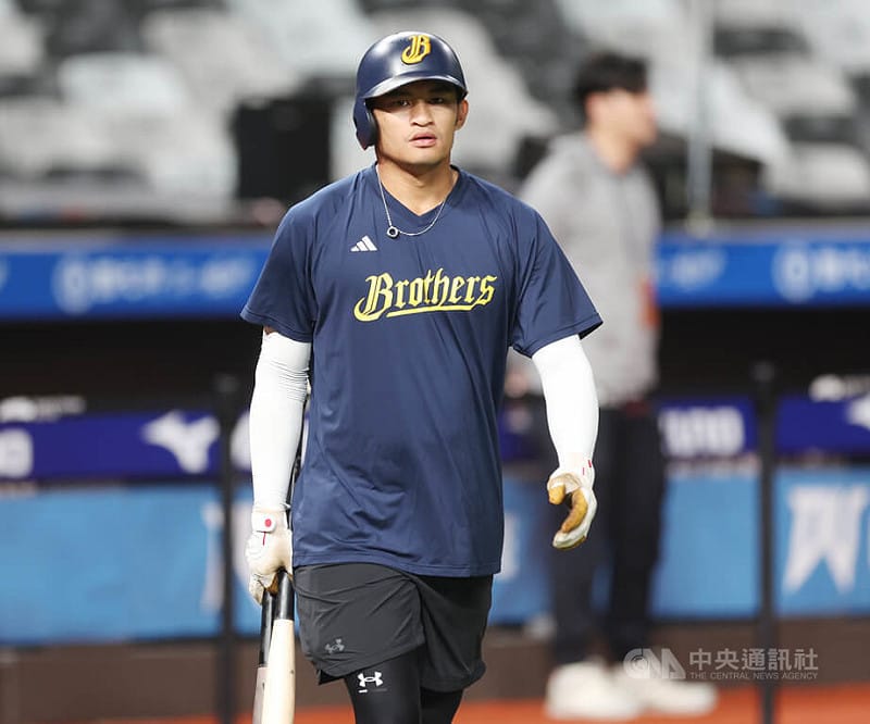 中華職棒中信兄弟隊27日公布新賽季球員調薪，整體薪資漲幅約8.5%，球團表示，內野手岳東華（圖）穩定的攻守表現成為球隊內野核心，最終簽下5加1年、最高總值新台幣6300萬元合約。中央社記者張新偉攝　115年3月27日&nbsp;&nbsp;&nbsp;