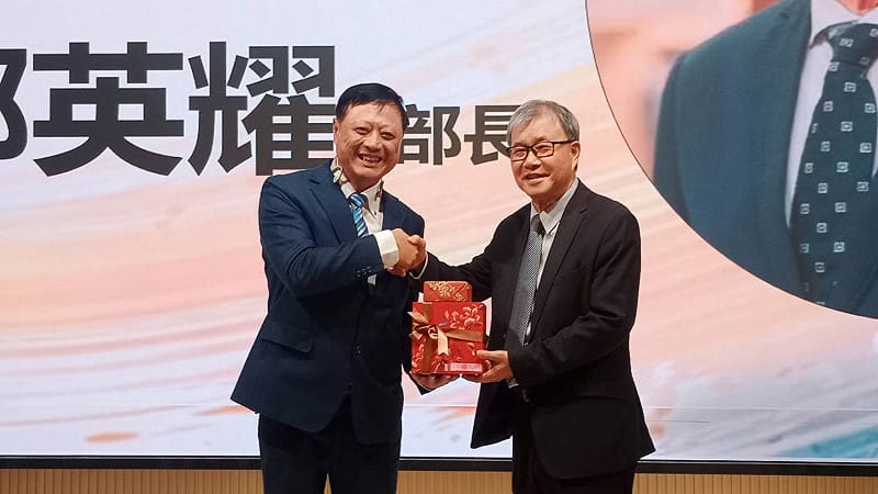 鄭英耀(右)感謝黃烱輝(左)以實際行動支持中山大學籌設醫學院，慷慨捐贈新台幣2億元作為校務基金。&nbsp;&nbsp;&nbsp;圖：孫家銘攝