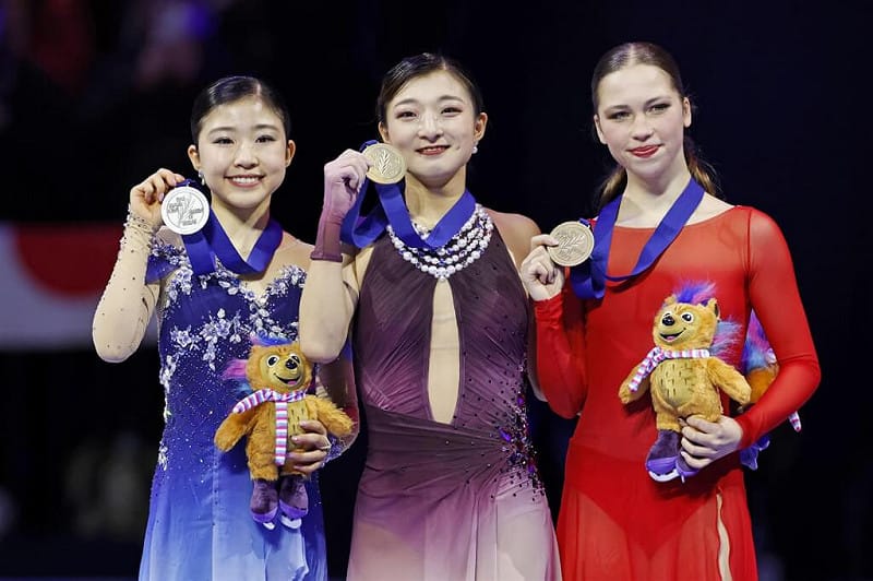 日本花滑女將坂本花織（中）27日在世界花式滑冰錦標賽勇奪冠軍，千葉百音（左）以總分228.47分的成績拿下銀牌；比利時女將平扎羅內（右）則收穫銅牌。（共同社）&nbsp;&nbsp;&nbsp;