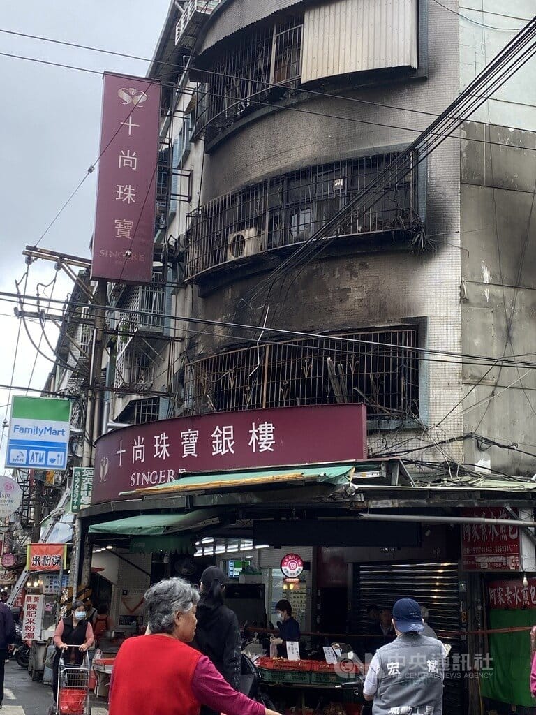 新北市土城區延吉街一處民宅2樓28日上午發生火警，消防局出動人車救出3人送醫，意識清醒。因火場位於傳統市場周邊，圖為火勢撲滅後，仍引起民眾關注。中央社記者黃旭昇攝  115年3月28日&nbsp;&nbsp;&nbsp;