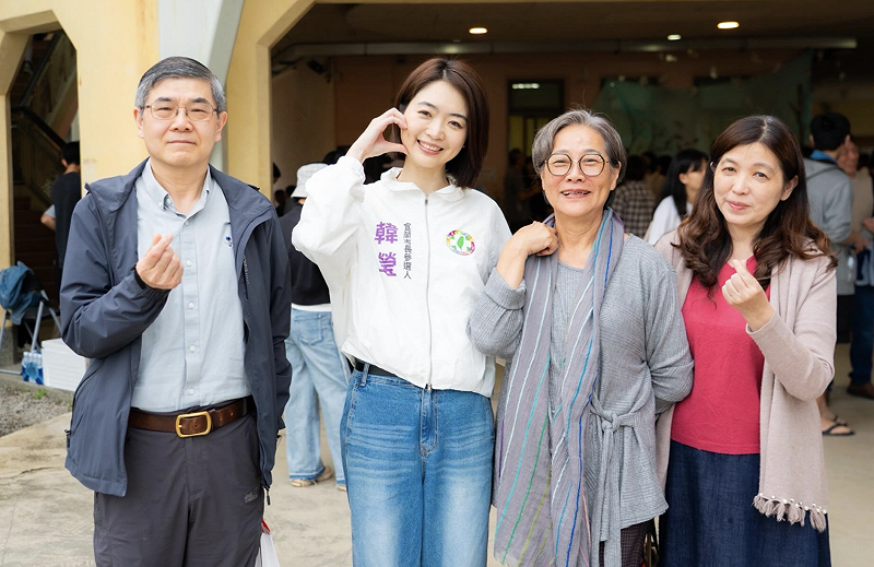 民進黨宜蘭市長參選人韓瑩(左二)說,她準備好了,請給年輕人一個機會。 圖:翻攝自韓瑩Threads 民進黨宜蘭市長參選人韓瑩(左二)說,她準備好了,請給年輕人一個機會。 圖:翻攝自韓瑩Threads