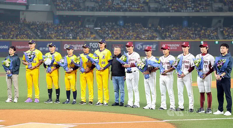 中華職棒37年開幕戰28日在台北大巨蛋舉行，賽前舉辦世界棒球經典賽隊職員表揚儀式，中職會長蔡其昌（右7）逐一獻花給兩隊參與的教練與選手。中央社記者張新偉攝　115年3月28日&nbsp;&nbsp;&nbsp;
