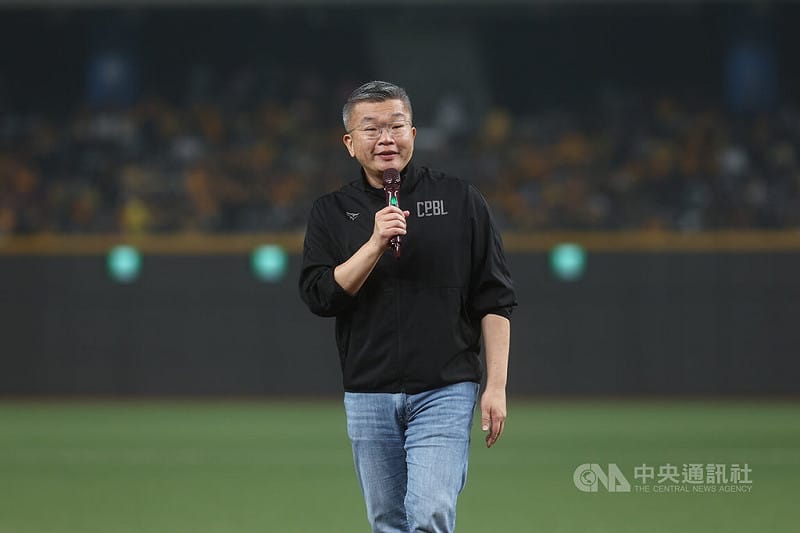 中華職棒37年開幕戰28日在台北大巨蛋舉行，賽前中華職棒大聯盟會長蔡其昌致詞，「不管你是站起來還是坐下來，不管你是贏球還是輸球，都要繼續愛棒球、挺棒球」。中央社記者王騰毅攝　115年3月28日&nbsp;&nbsp;&nbsp;