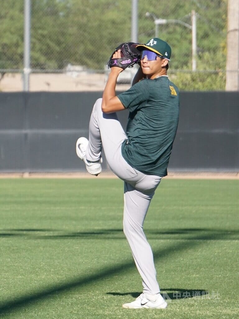 美國職棒運動家隊小聯盟投手沙子宸（圖）旅美進入第4年，他分享在小聯盟有許多「怪物」，有時候難免覺得自己技不如人、覺得自己渺小，他領悟到在這個競爭激烈的環境下，更要專注自己、不與他人比較。中央社記者林宏翰亞利桑那攝115年3月29日&nbsp;&nbsp;&nbsp;