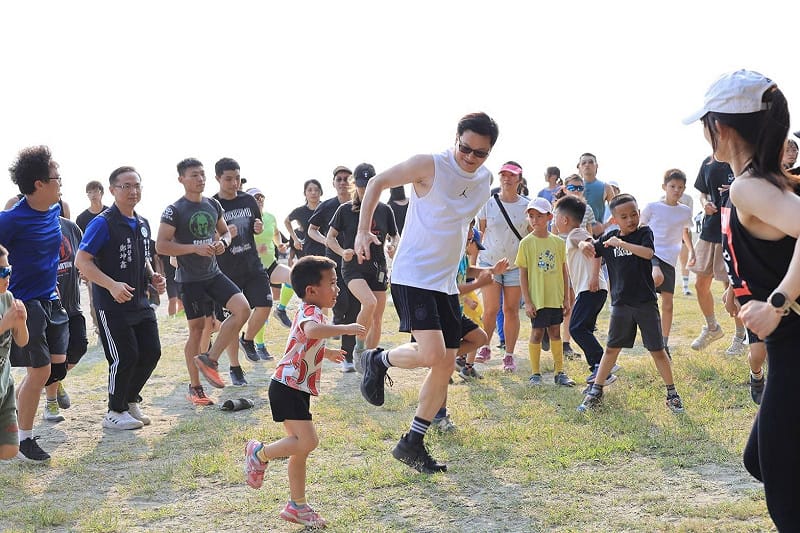 此次訓練營不僅吸引來自全台各地的斯巴達愛好者參與，台南市政府副秘書長徐健麟也到場體驗，與民眾一同走進沙地與海風交織的天然訓練場，感受不同於健身房的運動魅力。&nbsp;&nbsp;&nbsp;圖：台南市政府提供