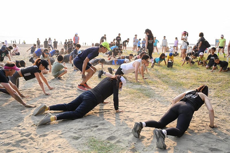 為迎接 2026 年斯巴達障礙跑台南站賽事，主辦單位特別於台南漁光島舉辦戶外訓練營，提前替選手暖身備戰。&nbsp;&nbsp;&nbsp;圖：台南市政府提供