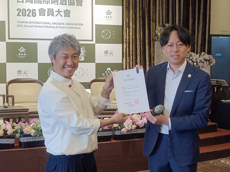 SSI（日本酒服務研究會）理事山本将守（左）出席見證。&nbsp;&nbsp;&nbsp;圖：唐復年/攝