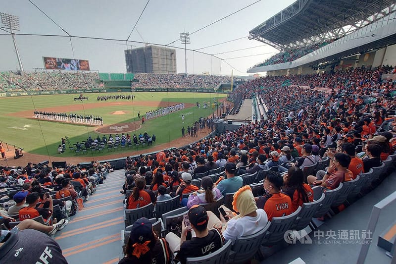 台南亞太國際棒球訓練中心成棒主球場29日舉行啟用後首場中華職棒例行賽，吸引大批球迷進場看球，現場幾乎座無虛席。中央社記者楊思瑞攝　115年3月29日&nbsp;&nbsp;&nbsp;