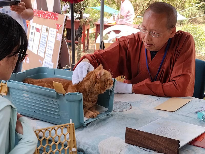 民眾把握機會攜帶寵物到現場請法師為毛小孩祈福.&nbsp;&nbsp;&nbsp;圖：福智佛教基金會提供