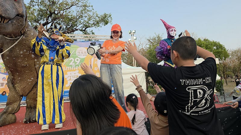 柯志恩(中)上台與小朋友一起大玩泡泡槍。&nbsp;&nbsp;&nbsp;圖：柯志恩服務處/提供