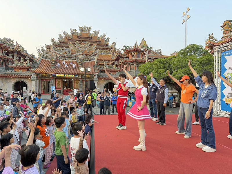 柯志恩(右二)應邀請上台和台下大小朋友一起唱跳。&nbsp;&nbsp;&nbsp;圖：柯志恩服務處/提供