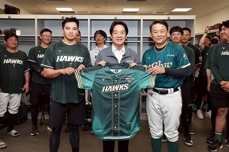 總統賴清德（前排中）29日見證台南亞太棒球場主球場的中華職棒歷史性首戰，他也特意到台鋼雄鷹隊休息室致意，雄鷹總教練洪一中（前排右）、隊長吳念庭（前排左）代表致贈雄鷹球衣。（台鋼雄鷹隊提供）中央社記者蘇志畬傳真　115年3月29日&nbsp;&nbsp;&nbsp;