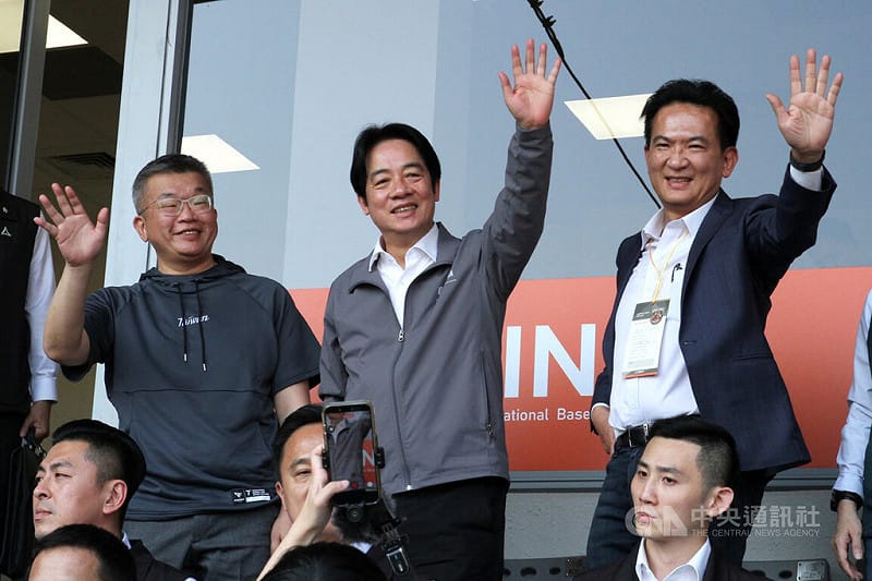 總統賴清德（中）29日在中華職業棒球大聯盟會長蔡其昌（後左）、民進黨立委林俊憲（後右）等人陪同下，前往台南亞太棒球場觀看球場啟用後首場職棒比賽，並向現場觀眾揮手致意。中央社記者楊思瑞攝　115年3月29日&nbsp;&nbsp;&nbsp;
