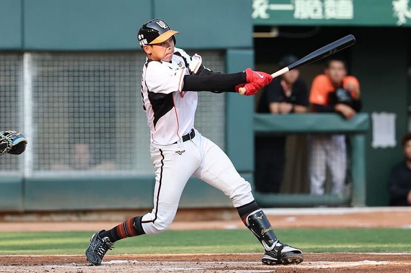 台南亞太棒球場主球場29日進行首場中華職棒賽事，由統一7-ELEVEN獅交手台鋼雄鷹，2局下，獅隊捕手陳重羽（圖）敲出中職在此球場的第1分打點。（統一獅隊提供）中央社記者蘇志畬傳真　115年3月29日&nbsp;&nbsp;&nbsp;