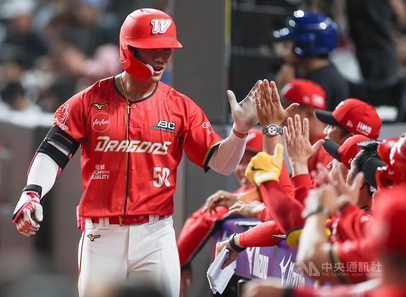中華職棒樂天桃猿與味全龍29日在台北大巨蛋交手，龍隊曾聖安（左）5局上轟出陽春砲，回到休息區與隊友擊掌致意。中央社記者張新偉攝　115年3月29日&nbsp;&nbsp;&nbsp;