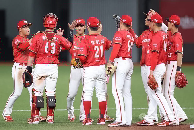 中華職棒味全龍隊29日在台北大巨蛋迎來新球季首戰，終場以3比2擊敗樂天桃猿隊，賽後選手在場中擊掌致意。中央社記者張新偉攝　115年3月29日&nbsp;&nbsp;&nbsp;