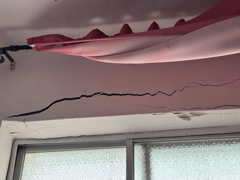  台北市內湖區安泰街多處老舊建築在地震後結構受損嚴重，甚至出現出現寬度足以讓手指直接伸進去的巨大裂縫。 圖：吳欣岱辦公室 提供 