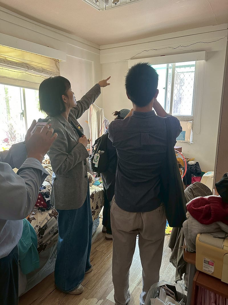  台北市內湖區安泰街居民住宅中裂縫逐年擴大，連樓梯間都出現水平橫向裂縫。 圖：吳欣岱辦公室 提供 