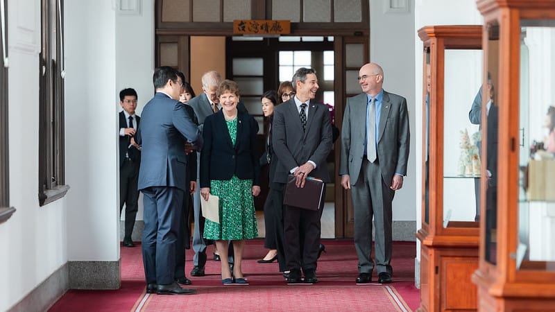 美國聯邦參議員夏欣(Jeanne Shaheen;左二)、匡希恆(John Curtis;右二)。 圖:總統府提供 美國聯邦參議員夏欣(Jeanne Shaheen;左二)、匡希恆(John Curtis;右二)。 圖:總統府提供