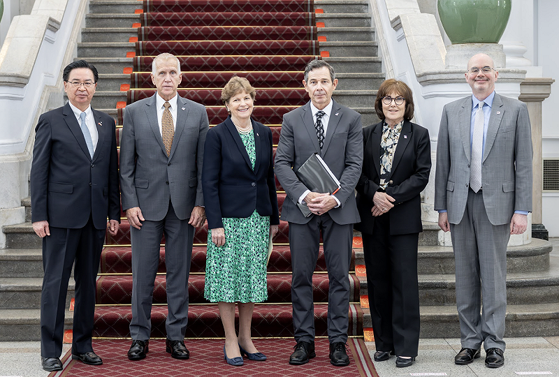 美國聯邦參議員夏欣(Jeanne Shaheen;左三)、匡希恆(John Curtis;右三)、堤里斯(Thom Tillis;左二)、羅珊(Jacky Rosen ;右二)、國安會秘書長吳釗燮(左一)、AIT處長谷立言(右一)一同合影。 圖:總統府提供 美國聯邦參議員夏欣(Jeanne Shaheen;左三)、匡希恆(John Curtis;右三)、堤里斯(Thom Tillis;左二)、羅珊(Jacky Rosen ;右二)、國安會秘書長吳釗燮(左一)、AIT處長谷立言(右一)一同合影。 圖:總統府提供
