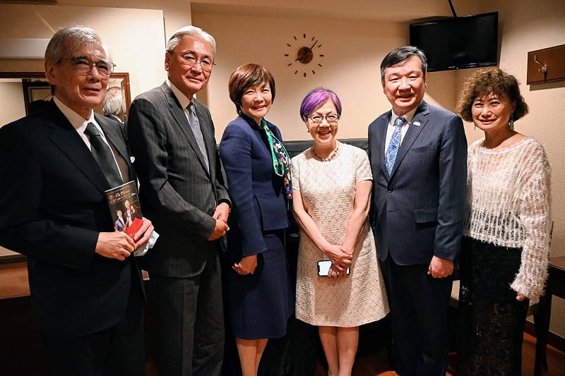 國家交響樂團去年6月在東京演出，日華懇會長古屋圭司(左2)、日本前首相安倍晉三夫人安倍昭惠(左3)、李登輝基金會董事長李安妮(右3)出席。&nbsp;&nbsp;&nbsp;圖：我駐日代表提供