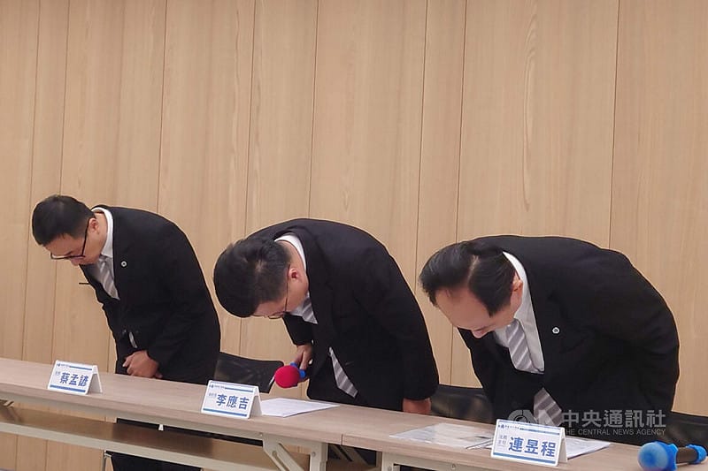 原在幸福家不動產任職的蔣姓男子29日晚間在台南亞太棒球場攻擊工讀生，幸福家不動產總經理李應吉（中）30日下午在記者會向社會大眾鞠躬道歉。中央社記者楊思瑞攝　115年3月30日&nbsp;&nbsp;&nbsp;