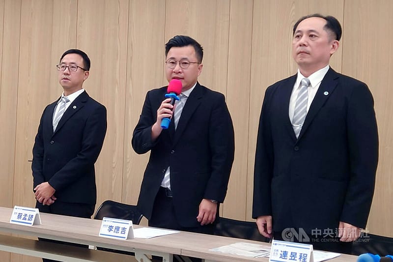 幸福家不動產總經理李應吉（中）與副總蔡孟諺（左）、法務主任連昱程（右）30日下午出席記者會，說明員工涉及在棒球場攻擊工讀生事件。中央社記者楊思瑞攝　115年3月30日&nbsp;&nbsp;&nbsp;