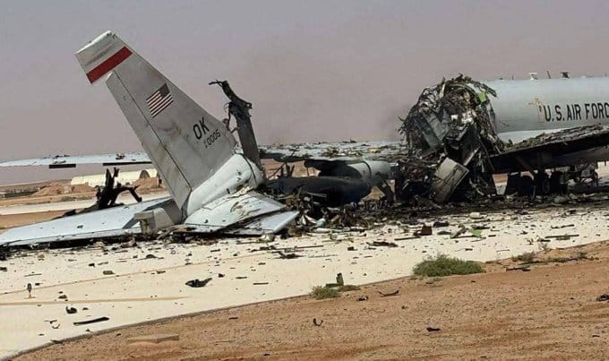 美軍一架 E-3G 哨兵預警機在沙烏地阿拉伯基地遭到伊朗飛彈擊毀。 圖:翻攝自 X @ukraine_map 美軍一架 E-3G 哨兵預警機在沙烏地阿拉伯基地遭到伊朗飛彈擊毀。 圖:翻攝自 X @ukraine_map