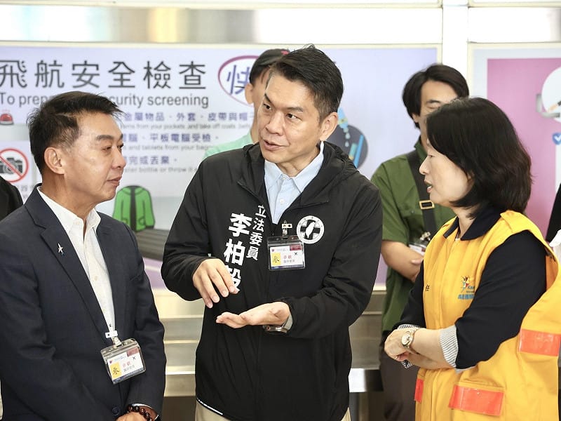李柏毅(中)強調未來將持續督促相關部會落實各項改善與航線規劃。&nbsp;&nbsp;&nbsp;圖：李柏毅服務處/提供