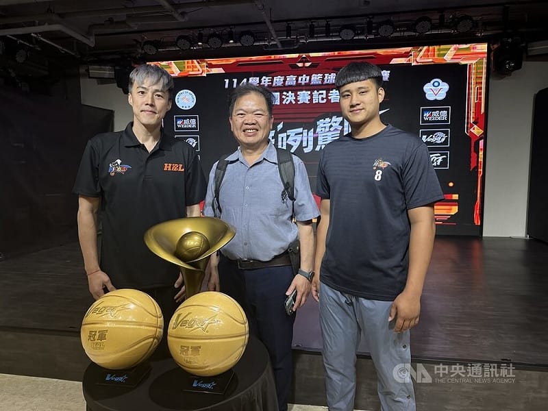 高中籃球聯賽（HBL）乙級全國決賽將於4月8日起在板橋體育館登場，南澳高中教練高天麟（左）30日表示，希望能完成隊史首度4強的目標。中央社記者黎建忠攝　115年3月30日&nbsp;&nbsp;&nbsp;