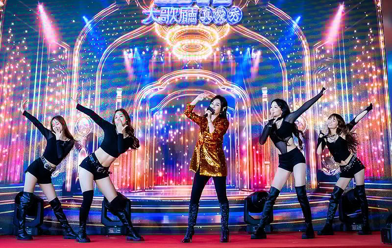 王彩樺(中)登台獻唱，瞬間炒熱現場氣氛。&nbsp;&nbsp;&nbsp;圖：高雄流行音樂中心/提供