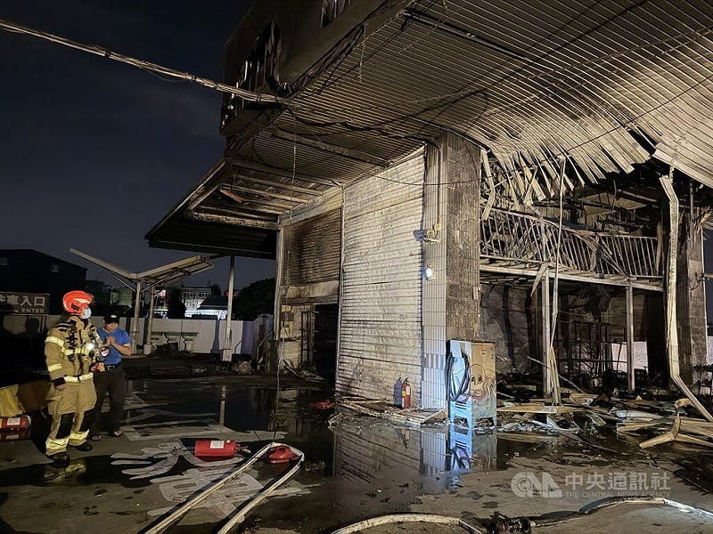 屏東縣消防局30日晚間接獲萬丹鄉一處加油站火警，出動大批人力搶救，火勢在30多分鐘後熄滅，初步釐清為加油站倉庫疑堆放塑膠類及紙類等雜物起火，所幸無人傷亡。中央社記者李卉婷攝　115年3月30日&nbsp;&nbsp;&nbsp;