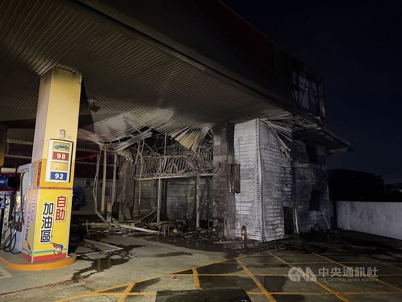 屏東縣萬丹鄉一處加油站30日晚間發生火警，消防隊馳援撲滅火勢，初步調查疑為倉庫雜物起火，且倉庫緊鄰加油站地下儲油槽（網線處），幸無波及加油島。中央社記者李卉婷攝　115年3月30日&nbsp;&nbsp;&nbsp;